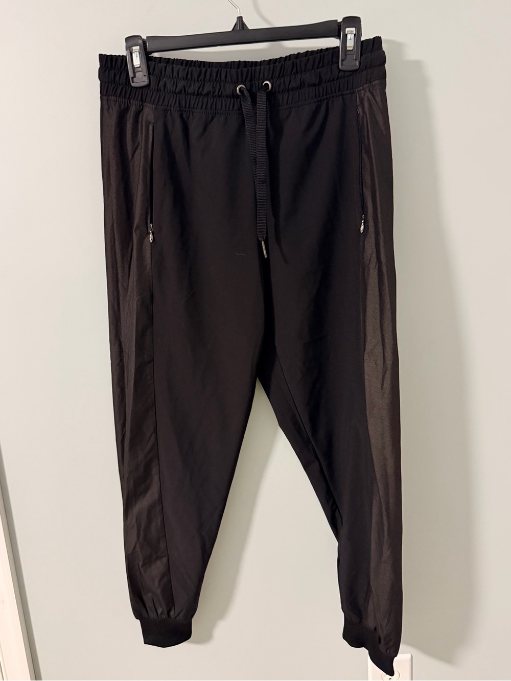 CALVIN KLEIN PERFORMANCE Women's
Shine Blocked Jogger Pants size small